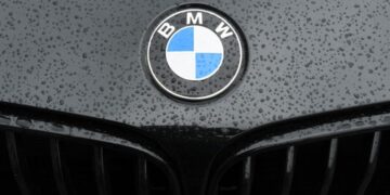 Европейский концерн BMW впервые за многие годы сумел обойти Mercedes в продажах новых автомобилей премиум-класса