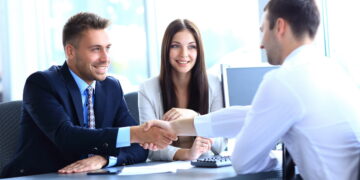 Вид на жительство – позволяет иностранцу находиться в Украине легально