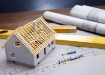 Чтобы построить дом, следует обратиться к квалифицированным специалистам