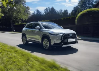 Тойота Корола Крос 2023 року на фоні міста.