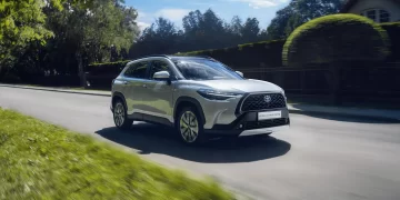 Тойота Корола Крос 2023 року на фоні міста.