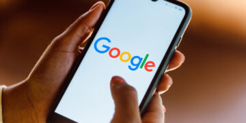 Иллюстрация пользователя, управляющего своей личной информацией с помощью инструмента "Результаты о вас" в поиске Google.