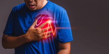 Иллюстрация, представляющая человека с рукой на сердце, символизирующая сердечные проблемы и боли.
