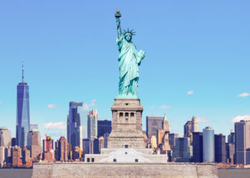 Вид на огни Нью-Йорка – символ роскоши и современного мегаполиса