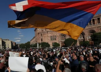 Протестующие у посольства России в Ереване в связи с Нагорным Карабахом.