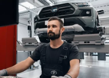 Майстер Toyota проводить діагностику гібридного автомобіля, використовуючи сучасне обладнання в офіційному сервісі Toyota.