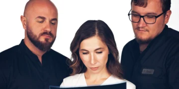 Марія Стецик, стоматолог-ортопед клініки PICASSO в Ужгороді, консультація встановлення вінірів. Стоматологія PICASSO, вул. Баб’яка 1Б, Ужгород, тел. 097 247 57 47.